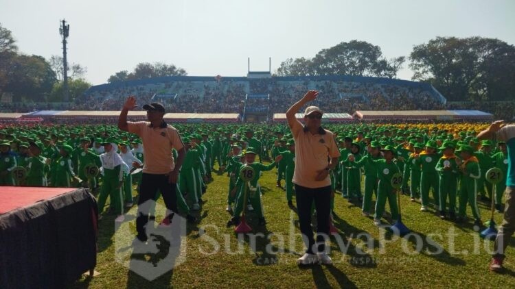 Sekda Kota Malang, Erik Setyo Santoso bersama Kepala Disdikbud Kota Malang, Suwarjana saat mengikuti Gebyar Senam Kreasi Anak