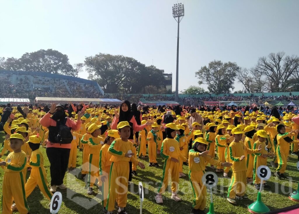 Kemeriahan tampak digelar Hari Anak Nasional di Stadion Gajayana Malang Jawa Timur