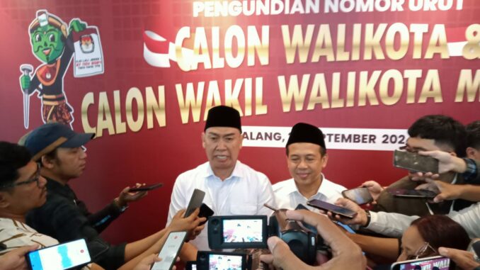 Paslon Walikota dan Wakil Walikota Malang, Abah Anton - Dimyati Ayatullah memberikan keterangan kepada wartawan, usai pengundian nomor urut, Senin (23/09/2024)