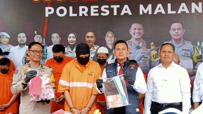 Kasat Reskrim Polresta Malang Kota, Kompol I Gusti Agung Ananta menggelar konferensi pers hasil ungkap penipuan modus gandakan uang, Senin (23/09/2024)