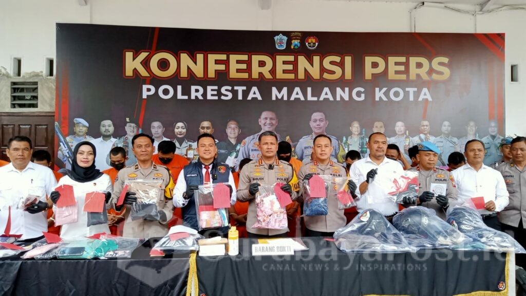 Kombes Pol Budi Hermanto beserta jajaran menunjukkan barang bukti hasil belasan kasus dengan 21 tersangka