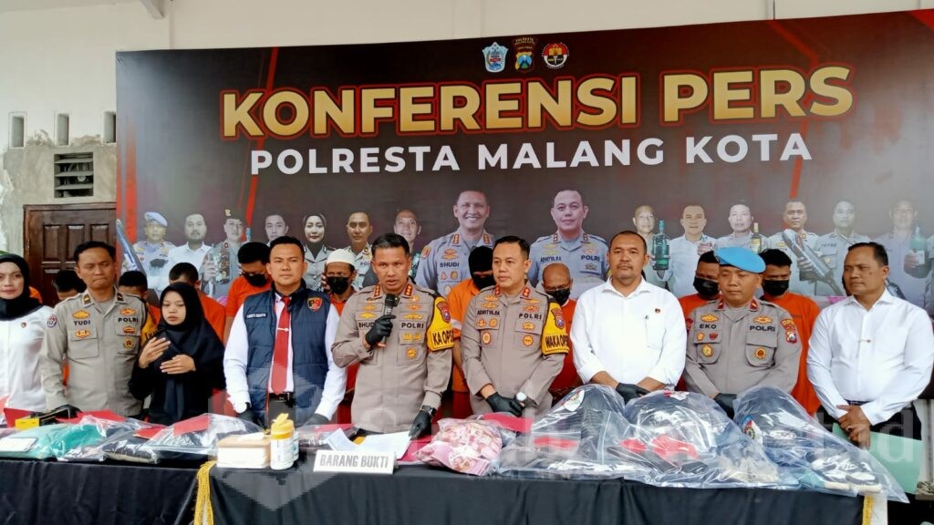 Kapolresta Malang Kota, Kombes Pol Budi Hermanto saat menggelar konferensi pers hasil ungkap komplotan luar pulau spesialis gembosi ban nasabah Bank