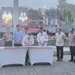 Tiga Paslon Walikota dan Wakil Walikota Batu disaksikan Forkompinda Kota Batu ketulis menandatangani kesepakatan Kampanye Damai dalam Pilkada Kota Batu 2024.