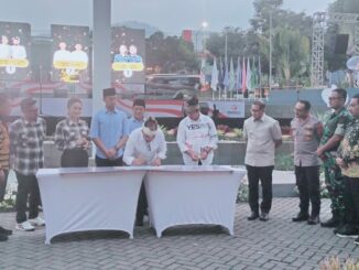 Tiga Paslon Walikota dan Wakil Walikota Batu disaksikan Forkompinda Kota Batu ketulis menandatangani kesepakatan Kampanye Damai dalam Pilkada Kota Batu 2024.