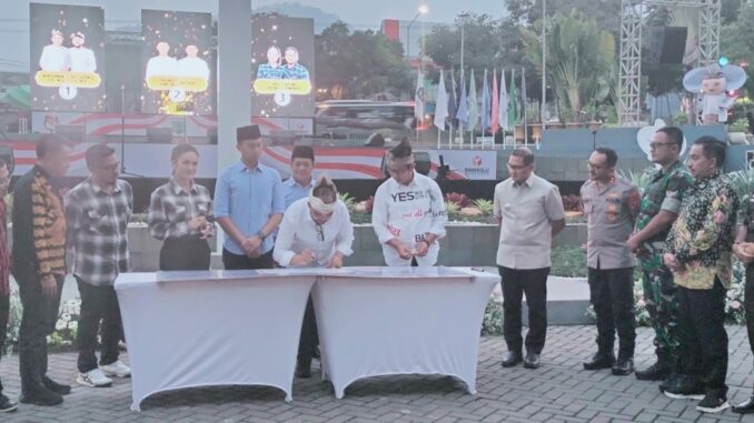 Tiga Paslon Walikota dan Wakil Walikota Batu disaksikan Forkompinda Kota Batu ketulis menandatangani kesepakatan Kampanye Damai dalam Pilkada Kota Batu 2024.