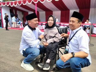 PEDULI WONG CILIK: Paslon Abah Anton - Dimyati Ayatullah tak malu bersimpuh saat bertemu penyandang disabilitas, Rabu (25/09/2024)