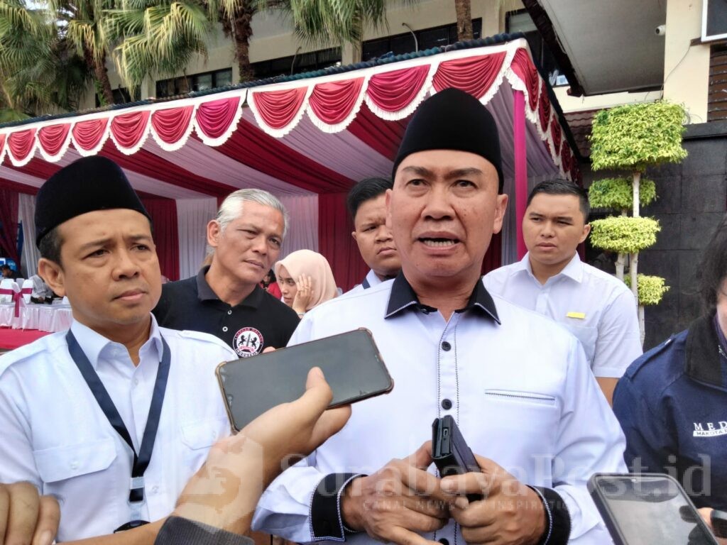 Abah Anton memberikan keterangan kepada wartawan