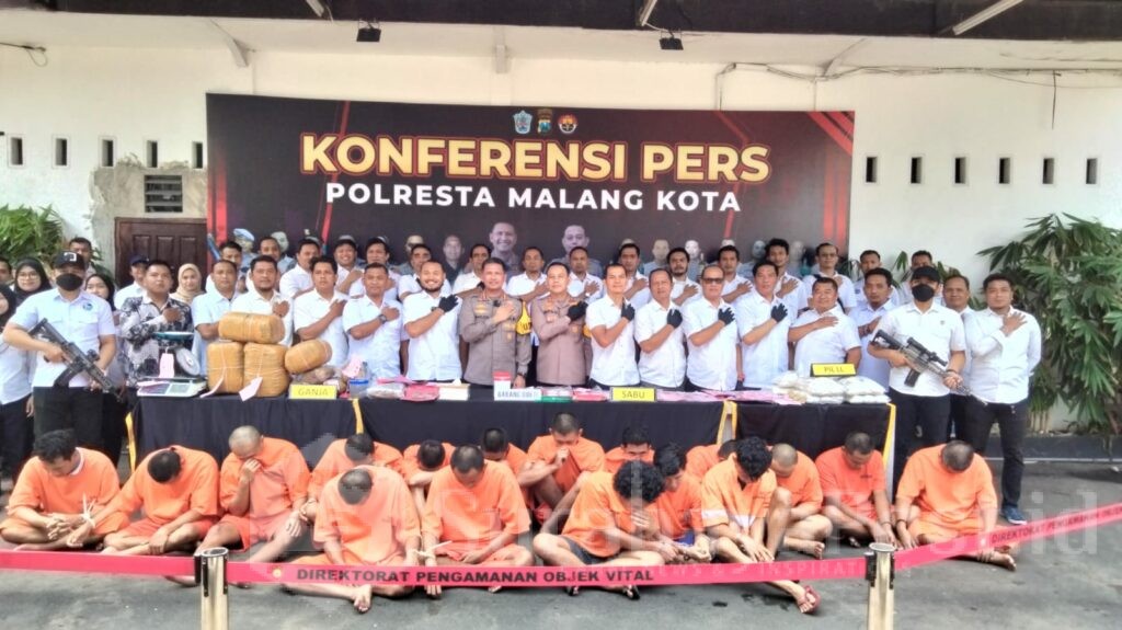 Kombes Pol Budi Hermanto dan Waka Polresta, AKBP Aditya serta jajaran Satresnarkoba menunjukkan pada tersangka