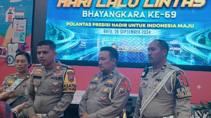 Kasat Lantas Polres Batu bersama sejumlah jajaran saat memberikan keterangan kepada awak media (Gus)