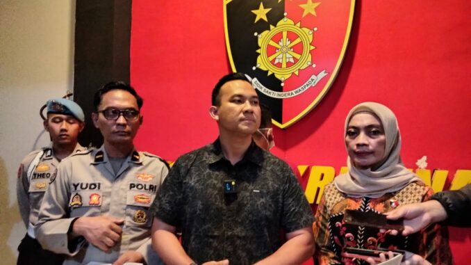 Kasat Reskrim Polresta Malang Kota, Kompol I Gusti Agung Ananta saat menggelar rilis pengungkapan kasus begal payudara, Kamis (26/09/2024)