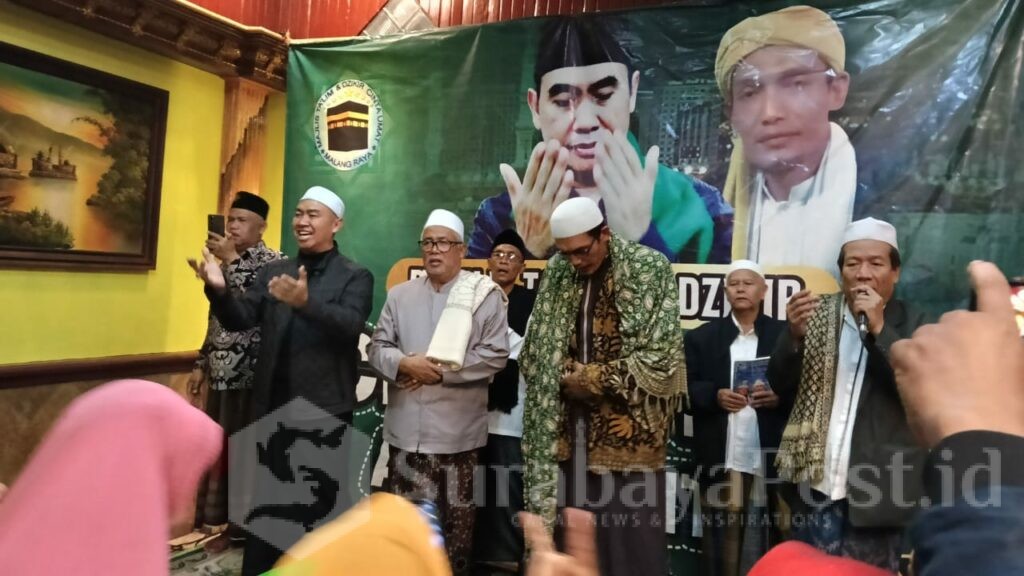 Pengajian rutinan yang di pimpin KH Abu Said dari Kota Batu memanjatkan doa bersama sama untuk kesuksesan kelancaran perjalanan Abah Anton. (ist)