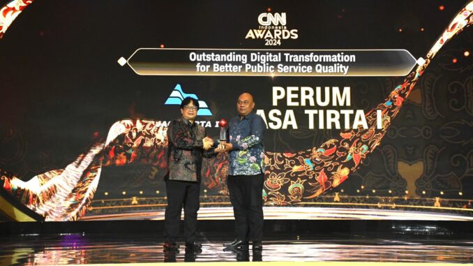 Terbaik, PJT I Raih Penghargaan Outstanding Digital Transformation for Better Public Service Quality. (Sumber Humas PJT I)