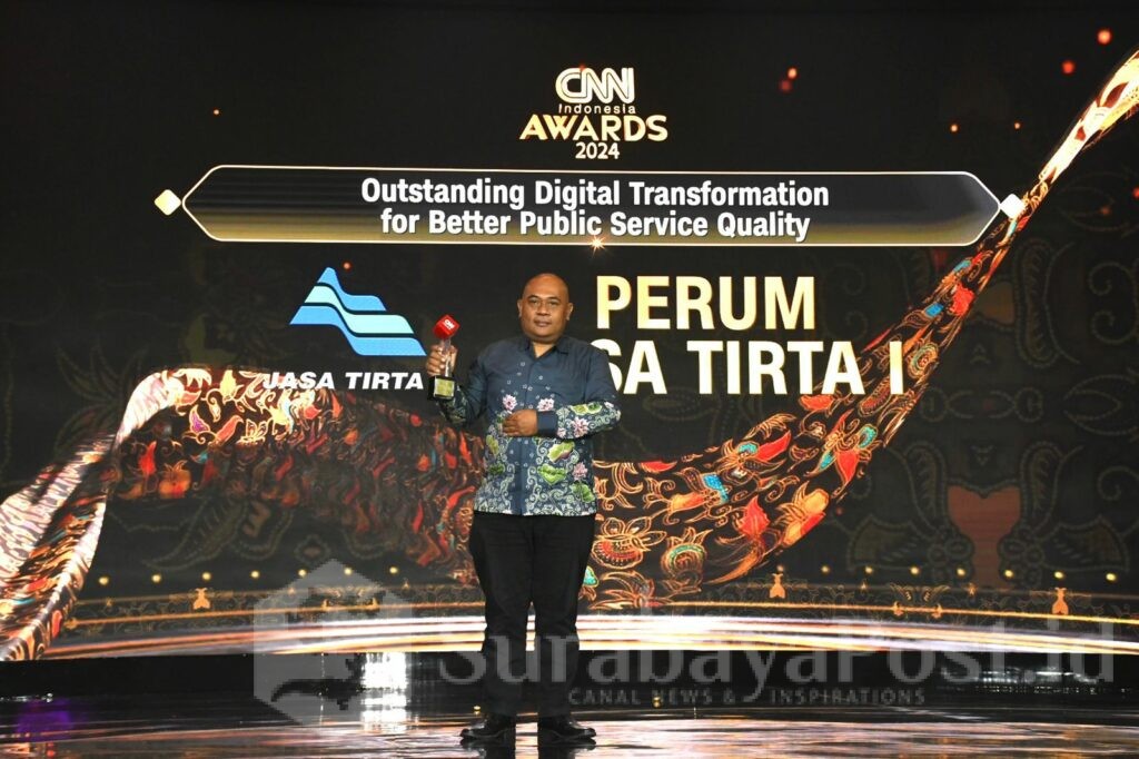 Penghargaan dalam ajang CNN Indonesia Awards ke-7 tersebut diserahkan oleh Direktur Transmedia, Warnedy kepada Sekretaris Perum Jasa Tirta I, Wahyu Dutonoto di Surabaya. (ist)