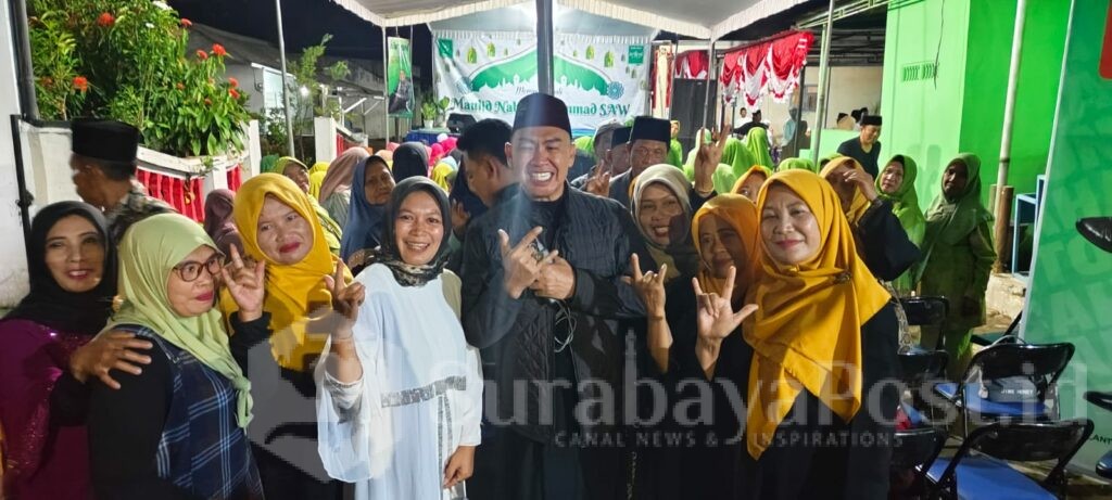 Abah Anton bersama nahdliyin saat menghadiri acara Maulid Nabi Muhammad SAW, Sabtu (28/09/2024) malam