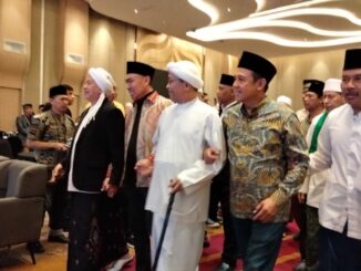 Dikawal Alim ulama, pasangan calon Walikota dan Wakil Walikota Malang, H Muhamad Anton - H Dimyati Ayatullah memasuki ballroom Hotel Grand Mercure Mirama, Minggu (29/09/2024) malam.