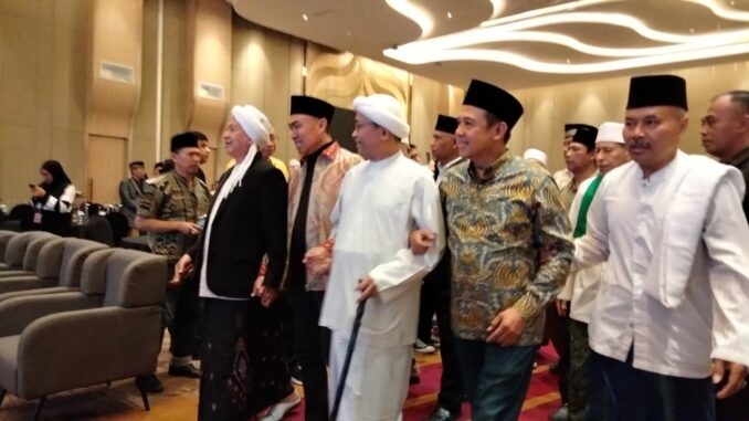 Dikawal Alim ulama, pasangan calon Walikota dan Wakil Walikota Malang, H Muhamad Anton - H Dimyati Ayatullah memasuki ballroom Hotel Grand Mercure Mirama, Minggu (29/09/2024) malam.