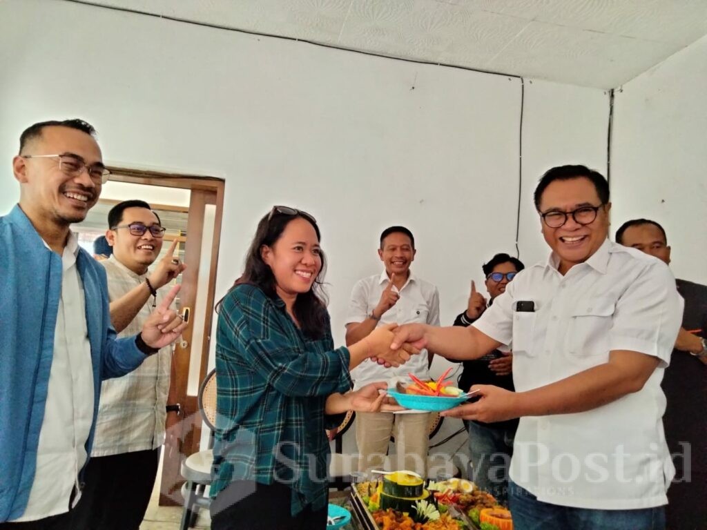 Ketua Tim pemenangan WALI, Sofyan Edy Jarwoko memberikan nasi tumpeng kepada salah satu awak media dalam Launching Rumah Pemenangan