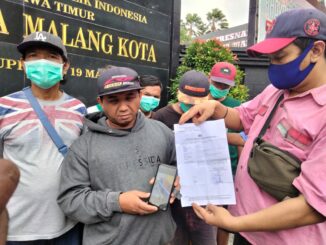 Supandi paman korban, menunjukkan bukti laporan dan foto korban yang saat ini dirawat di RSSA Malang yang diduga dianiaya majikannya, Selasa (01/10/2024) siang