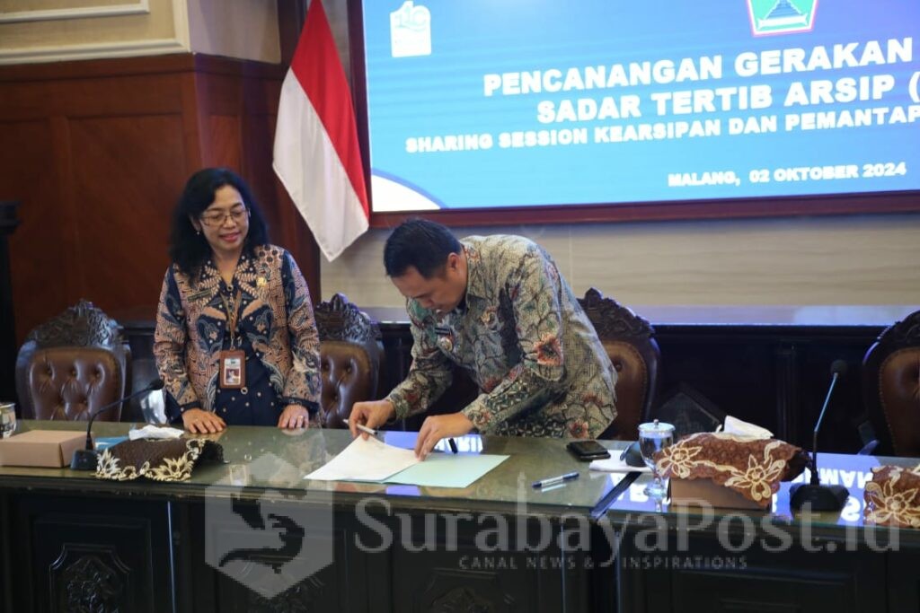 Pj Walikota Iwan Kurniawan menandatangani komitmen bersama Gerakan Nasional Sadar Tertib Arsip. (Sumber Prokompim)