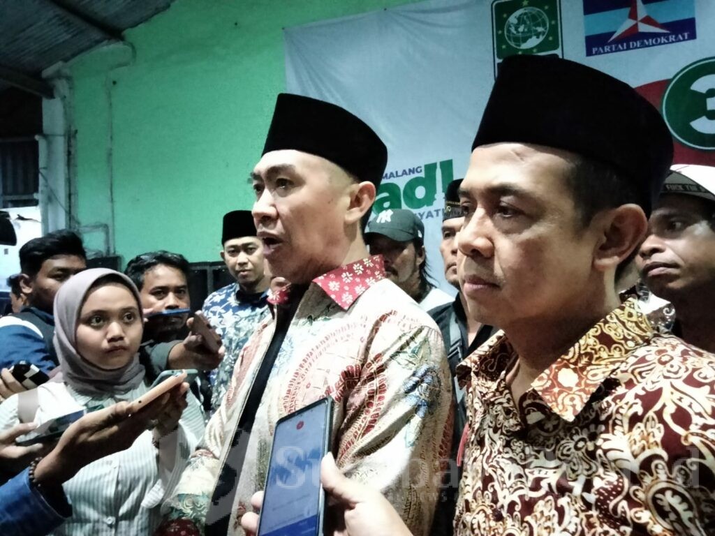 Abah Anton - Dimyati Ayatullah memberikan keterangan kepada wartawan usai peresmian posko pemenangan