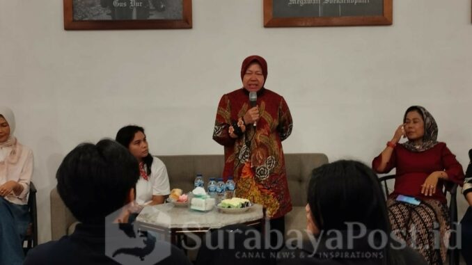 Cagub Jatim Tri Rismaharini (Risma) ketika menjawab salah satu pertanyaan dari peserta dalam acara dialog bertajuk "Curhat Ke Mak Risma" di Kota Malang, Jawa Timur, Kamis (3/10/2024) malam.