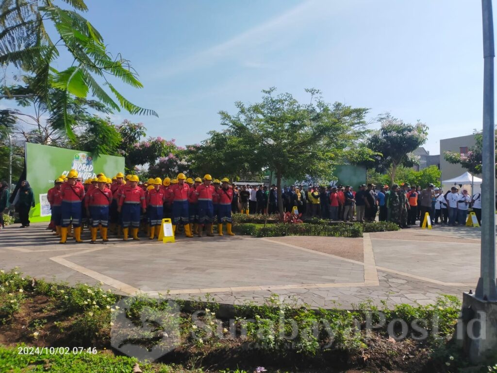 DLH Kota Malang menggelar kerja bakti massal di Kawasan Taman Bunga Merjosari, Kota Malang, Jawa Timur, Rabu (02/10/2024)