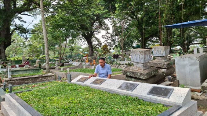 Mendoakan Almarhum, Wahyu Hidayat Rutin Ziarah Makam Orang Tua Setiap Jumat. (ist)