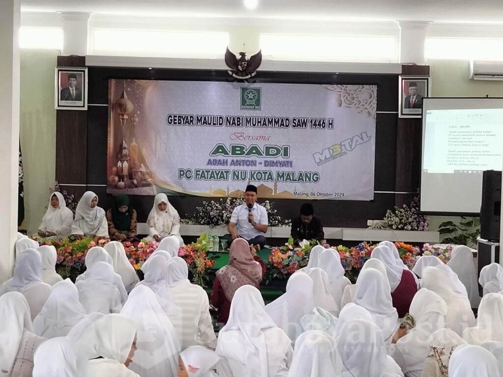 Abah Anton memberikan sambutan dihadapan ratusan kaum Fatayat NU Kota Malang