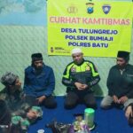 Bripka Taufik bersama warga Tulungrejo saat Curhat Kamtibmas (Ist)