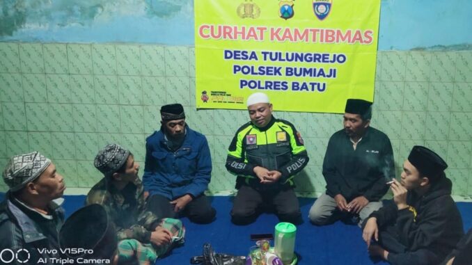 Bripka Taufik bersama warga Tulungrejo saat Curhat Kamtibmas (Ist)