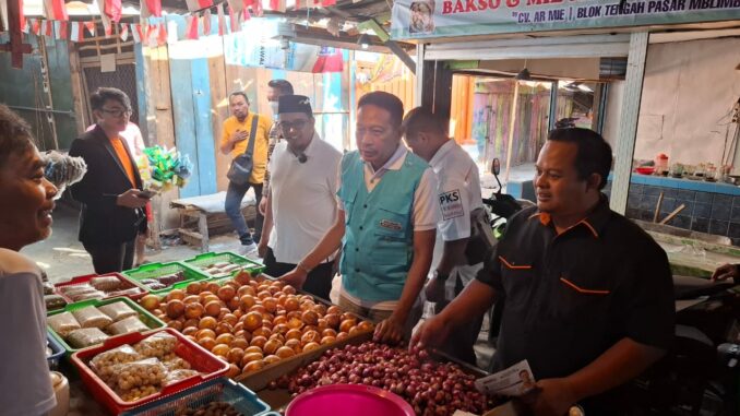 Tampung Aspirasi Pedagang, Calon Wali Kota Wahyu Hidayat Blusukan ke Pasar Blimbing, Senin 7 Oktober 2024. (ist)