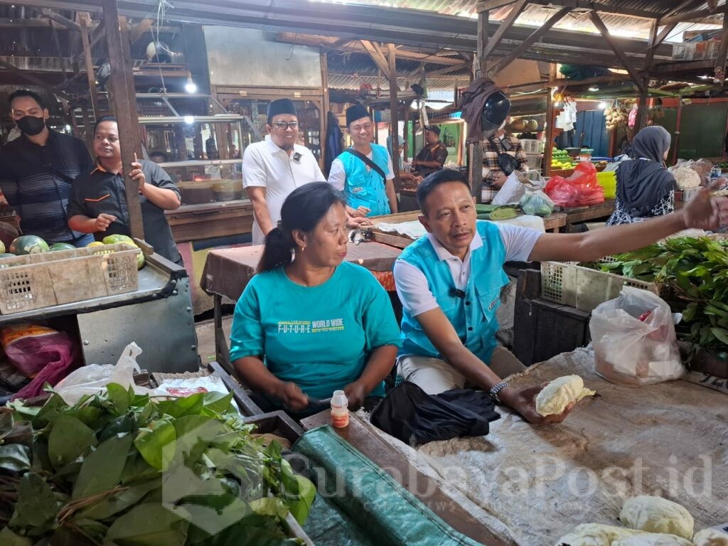 Tampung Aspirasi Pedagang, Calon Wali Kota Wahyu Hidayat Blusukan ke Pasar Blimbing, Senin 7 Oktober 2024. (ist)