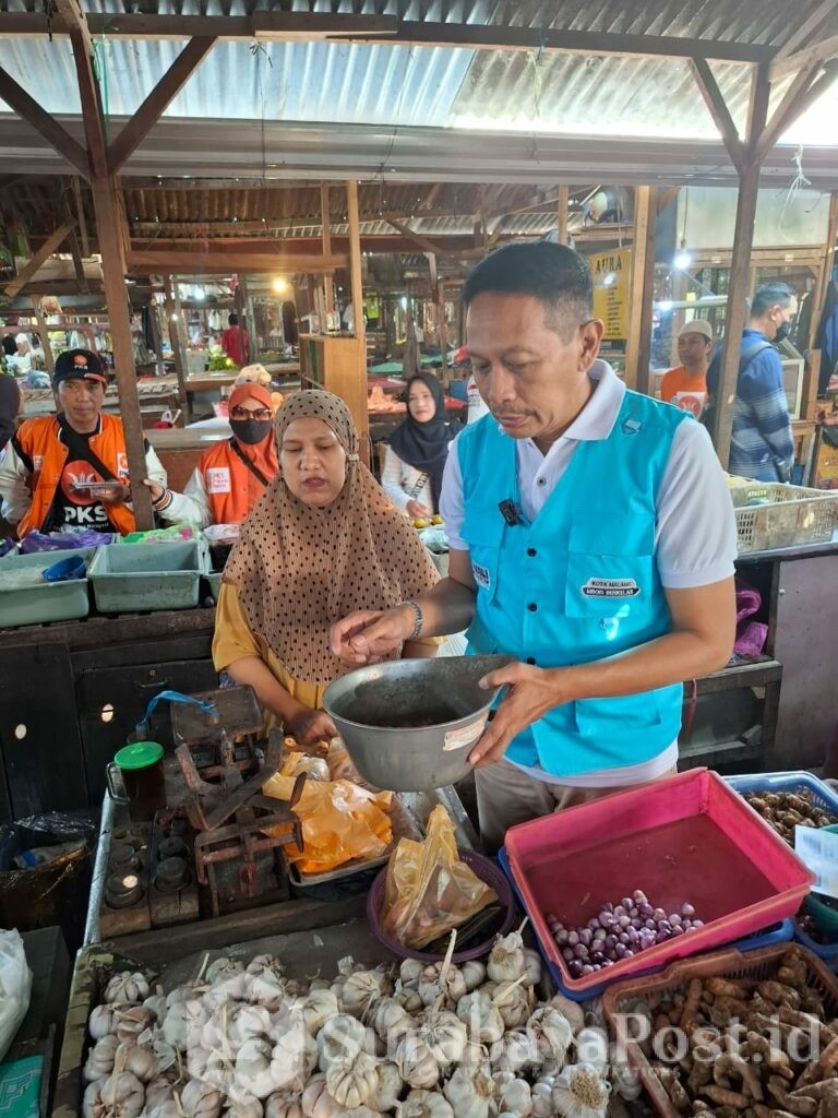 Tampung Aspirasi Pedagang, Calon Wali Kota Wahyu Hidayat Blusukan ke Pasar Blimbing, Senin 7 Oktober 2024. (ist)