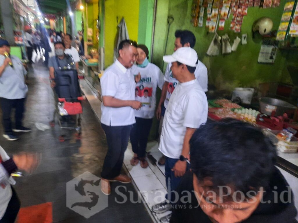 Calon Wali Kota dan Wakil Walikota, Abah Anton - Dimyati saat berkunjung ke Pasar Sawojajar