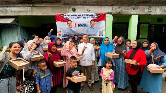 Calon Wakil Wali Kota Malang nomor urut 1, Ali Muthohirin bersama masyarakat Lowokwaru. (ist)