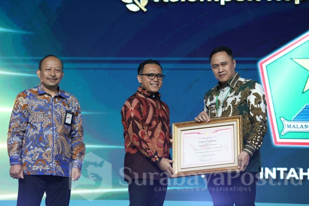 Pj Wali Kota Malang, Iwan Kurniawan saat menerima penghargaan dari Menteri PANRB Abdullah Azwar Anas pada acara Gebyar Pelayanan Prima di Jakarta. (Sumber Prokompim)