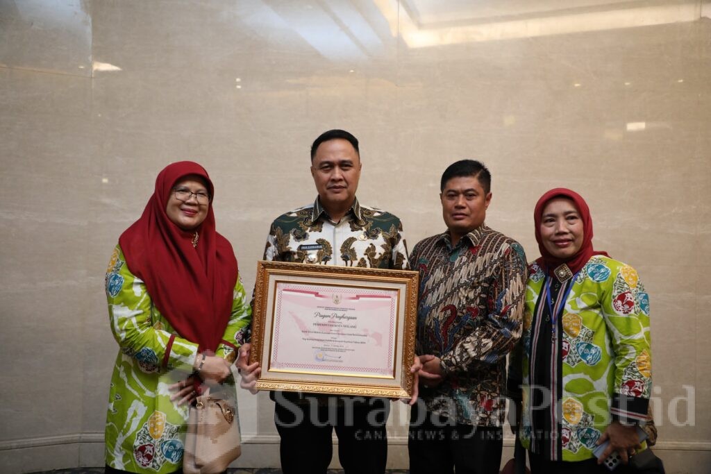 MEMBANGGAKAN: Pj, Iwan Kurniawan didampingi Kepala Disdikbud Kota Malang, Suwarjana serta Kepala SMPN 2 dan SMPN 13 usai menerima penghargaan. (Sumber Prokompim)