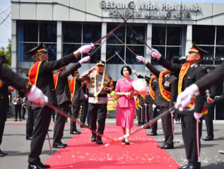 Pedang Pora mewarnai penyambutan Kapolresta Malang Kota, Kombes Pol Nanang Haryono, Selasa (8/10/2024) siang.