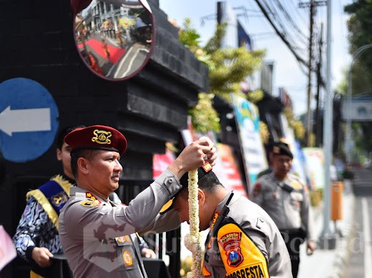 Kombes Pol Nanang Haryono bersama istri, Nany Nanang Haryono disambut langsung oleh Kombes Pol Budi Hermanto didampingi istri, Enic Budi Hermanto.