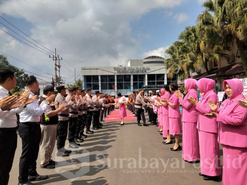 Para Pejabat Utama (PJU) Polresta Malang Kota bersama Kapolsek jajaran juga ikut berbaris menyambut kedatangan Kombes Pol Nanang Haryono