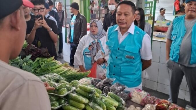 Serap Aspirasi Pedagang, Wahyu Hidayat didampingi tim pemenangan Danny Agung Blusukan ke Pasar Bunul, Selasa (8/10/2024)