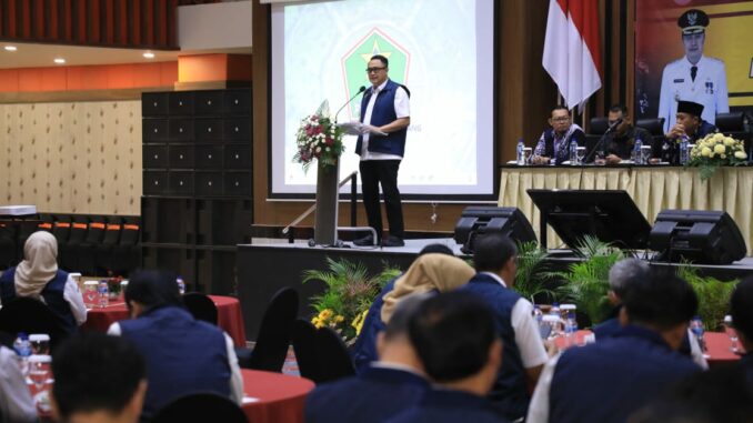 Pj Walikota Malang, Iwan Kurniawan pose bersama peserta Sosialisasi Kesiapan Pemerintah Kota Malang Dalam Pilkada Serentak Tahun 2024. (Sumber Prokompim)