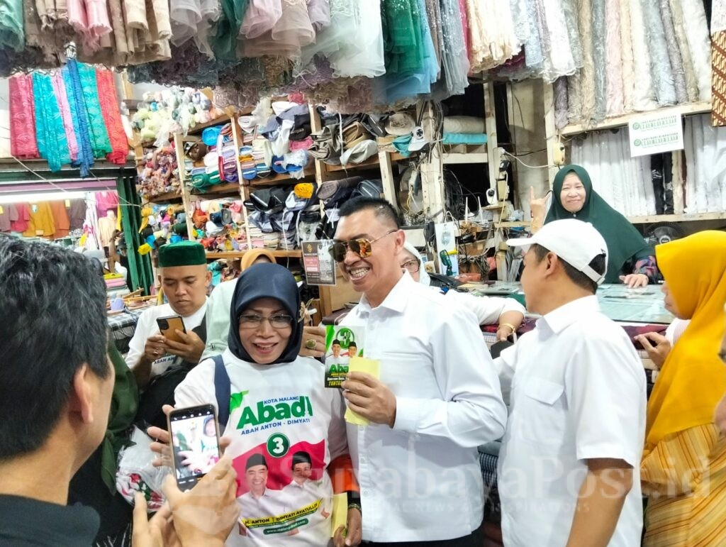 Kehadiran Abah Anton dan Dimyati Ayatullah (ABADI) di pasar besar mendapat sambutan luar biasa