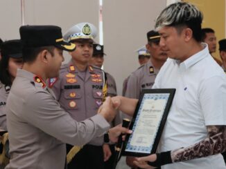 Kanit Resmob Satreskrim Polres Batu AIPTU Tony Rudianto saat menerima penghargaan dari Kapolres Batu AKBP Andi Yudha Pranata (Ist)