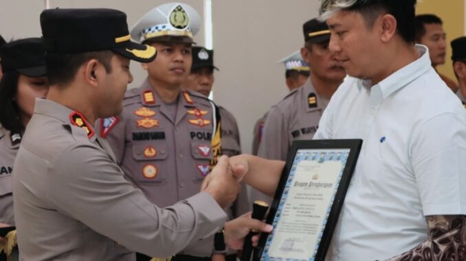 Kanit Resmob Satreskrim Polres Batu AIPTU Tony Rudianto saat menerima penghargaan dari Kapolres Batu AKBP Andi Yudha Pranata (Ist)