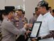 Kanit Resmob Satreskrim Polres Batu AIPTU Tony Rudianto saat menerima penghargaan dari Kapolres Batu AKBP Andi Yudha Pranata (Ist)