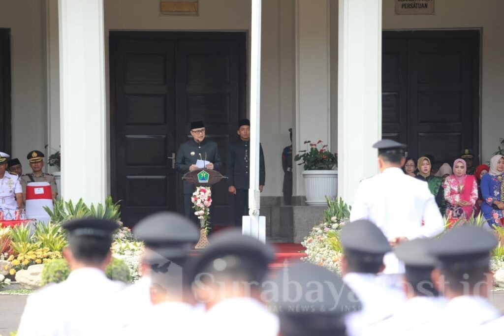 Bertindak selaku inspektur upacara, Pj. Walikota Malang, Iwan Kurniawan, ST, MM (Sumber Prokompim)