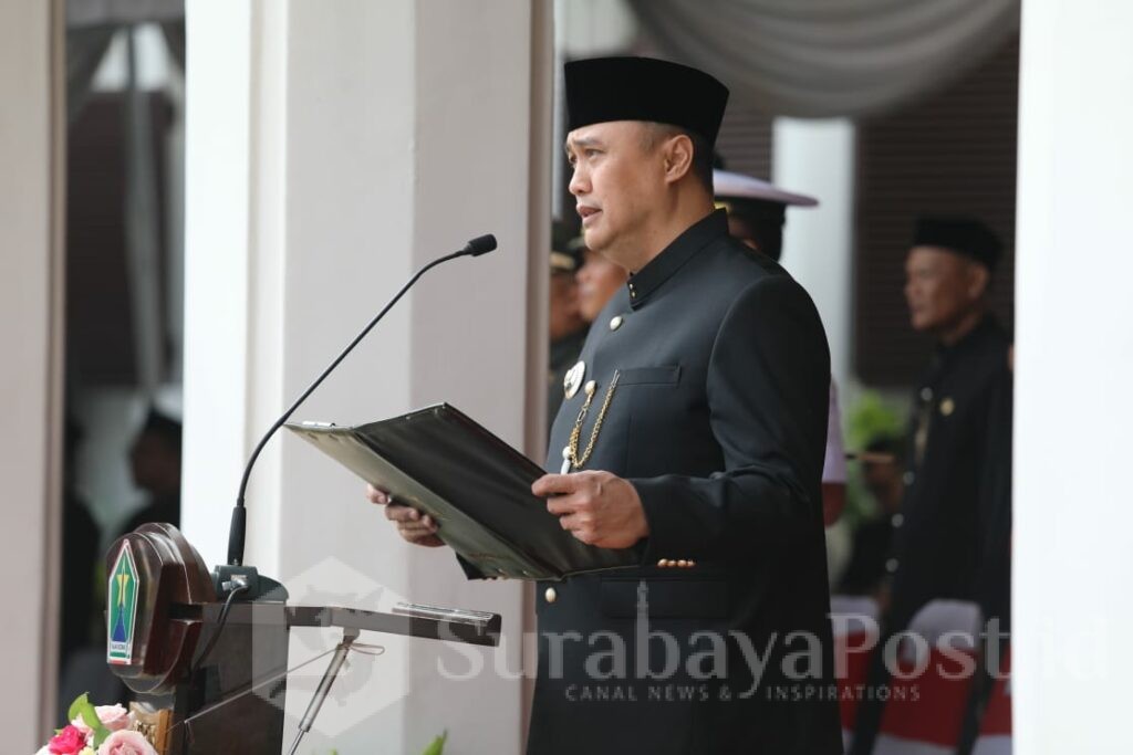 Pj. Walikota Iwan Kurniawan membacakan sambutan Gubernur Jawa Timur pada upacara peringatan hari jadi ke 79 Provinsi Jawa Timur. (Sumber Prokompim)