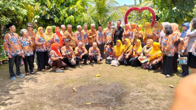 Calon Wali Kota Malang, HM Anton atau biasa disapa Abah Anton menghadiri acara silaturahmi bersama jajaran pengurus Persatuan Wredatama Republik Indonesia (PWRI) Kecamatan Kedungkandang Sabtu (11/10/2024).