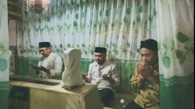 Paslon Nurochman - Heli Suyanto Ziarah Kemakan Tokoh Babat Alas Kota Batu, Mbah Batu 